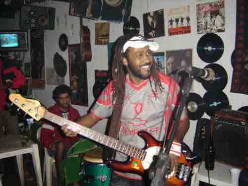 Low Rider Blues Bar - Presena ilustre da Limusine Negra