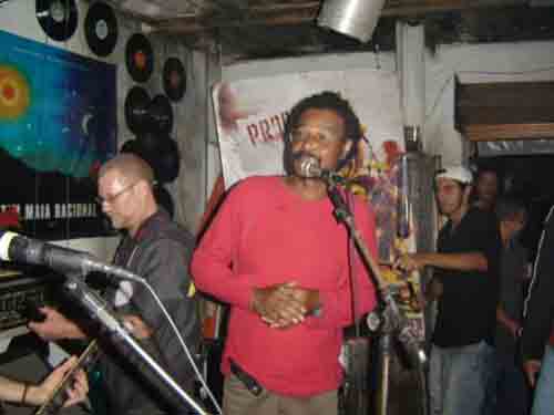 Low Rider Blues Bar - Rogrio de Souza mandando ver no vocal